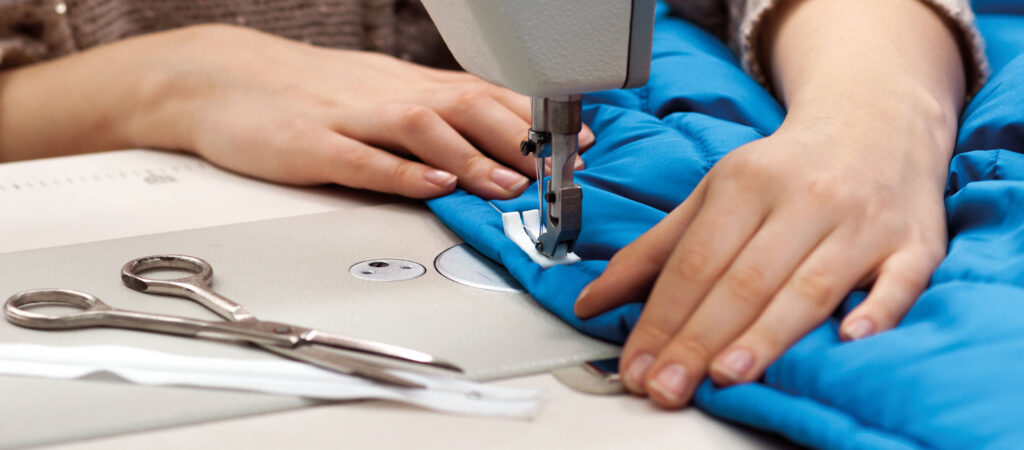 Monteur repareert outdoorgear als onderdeel van circulair denken in de buitensport.